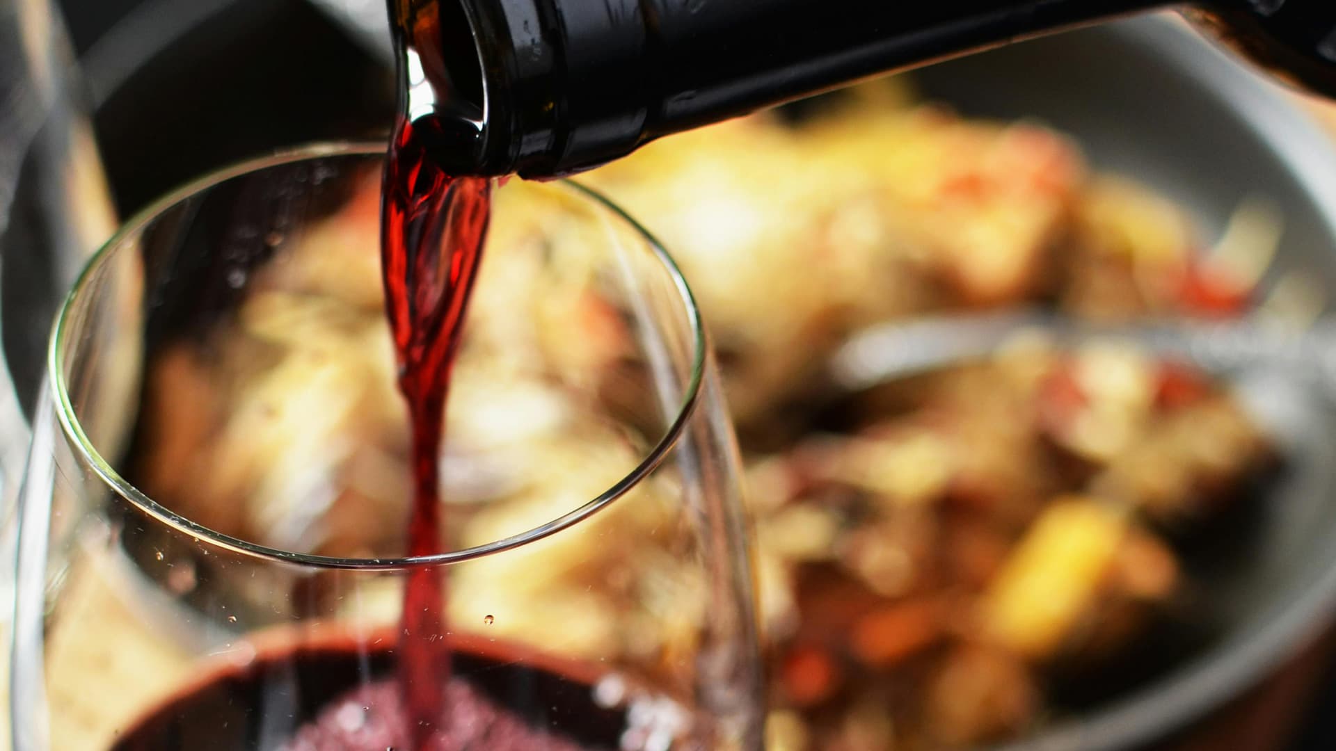 Vino rosso versato in un calice